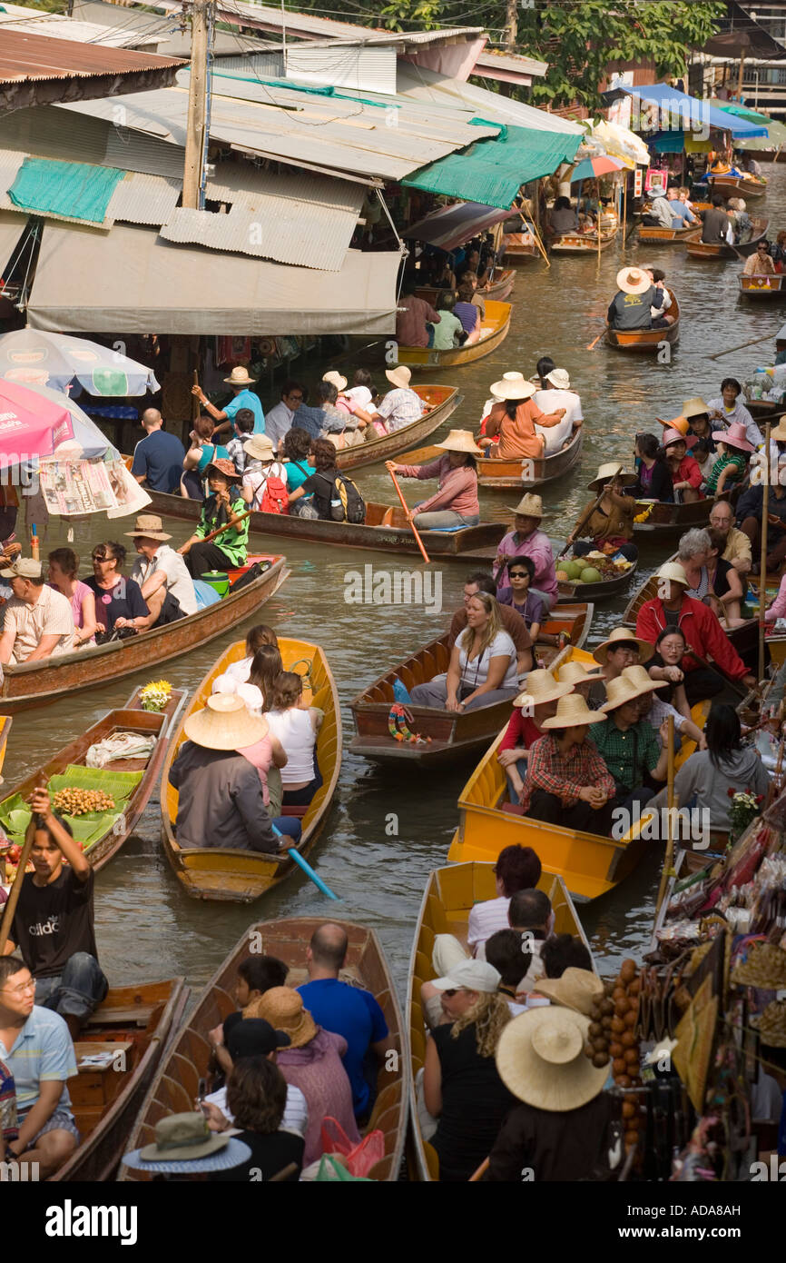 Les touristes dans un bateau en bois de visiter le Marché Flottant Damnoen Saduak près de Bangkok Thaïlande Ratchaburi Banque D'Images