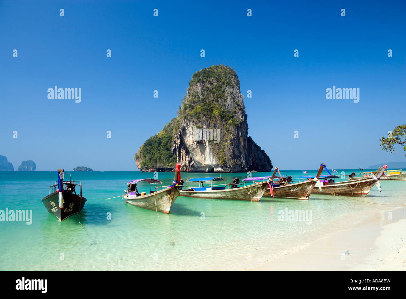 Bateaux ancrés de craie en arrière-plan Phra Nang Beach Laem Phra Nang Railay Thaïlande Krabi un an après le tsunami Banque D'Images