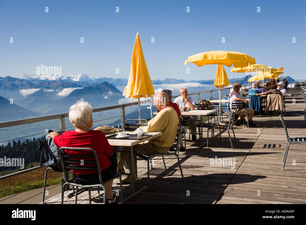 terrasse-de-restaurant-h-tel-rigi-kulm-panorama-de-montagnes-en-arri-re