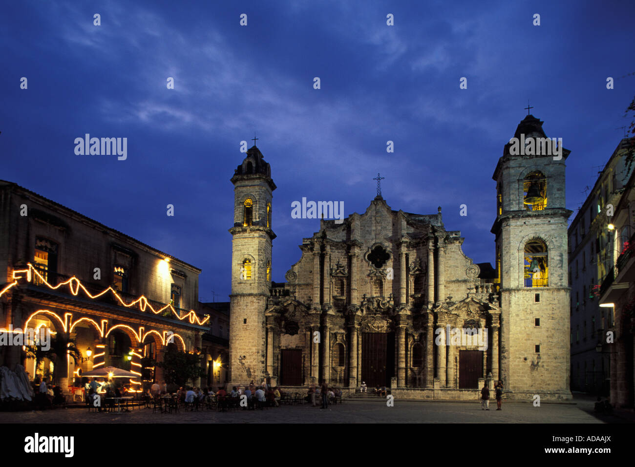 Illumiated La cathédrale de San Cristobal, la nuit la vieille Havane Cuba Caraïbes Banque D'Images