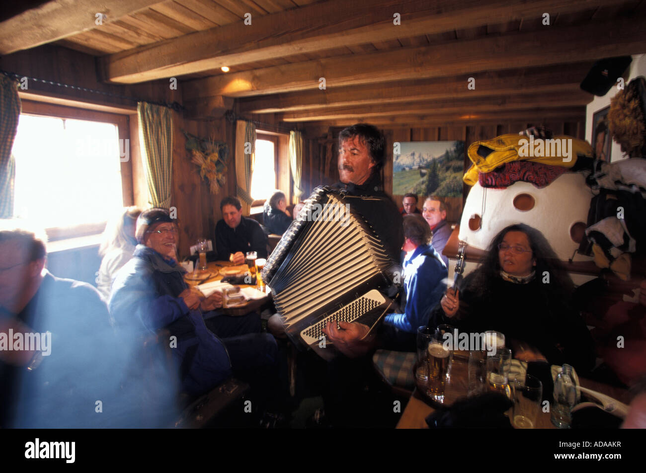 Dans la musique d'accordéon traditionel Gampe Alp Restaurant Hut Otztal Autriche Tyrol Banque D'Images