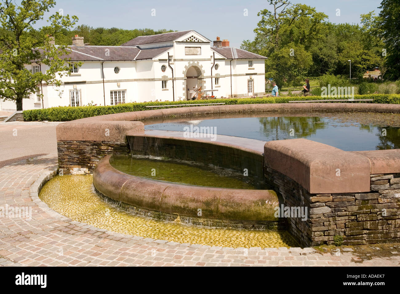 Jardin Botanique National du Pays de Galles piscine miroir et stable Block Banque D'Images