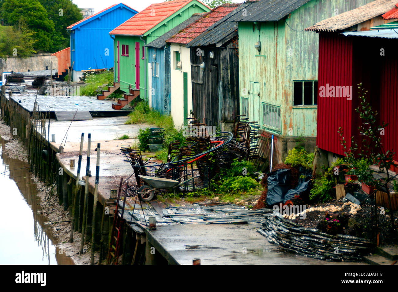 Cabane De Pecheur A Vendre Ile D Oleron L'extérieur de la pêche d'Huîtres cabanes à l'hôtel Le Chateau d'Oleron Ile  d'Oleron Charente Maritime Région Ouest France Photo Stock - Alamy