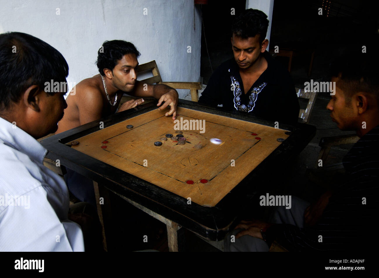 Danseurs de Kandy jouer à un jeu de coulisses Banque D'Images