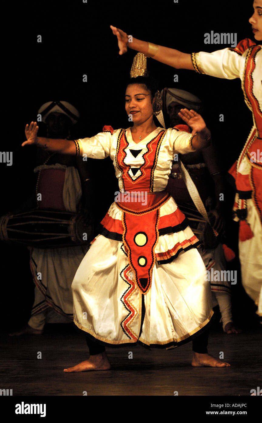 Spectacle de danse traditionnelle de Kandy danseurs dans le centre culturel de Kandy Banque D'Images