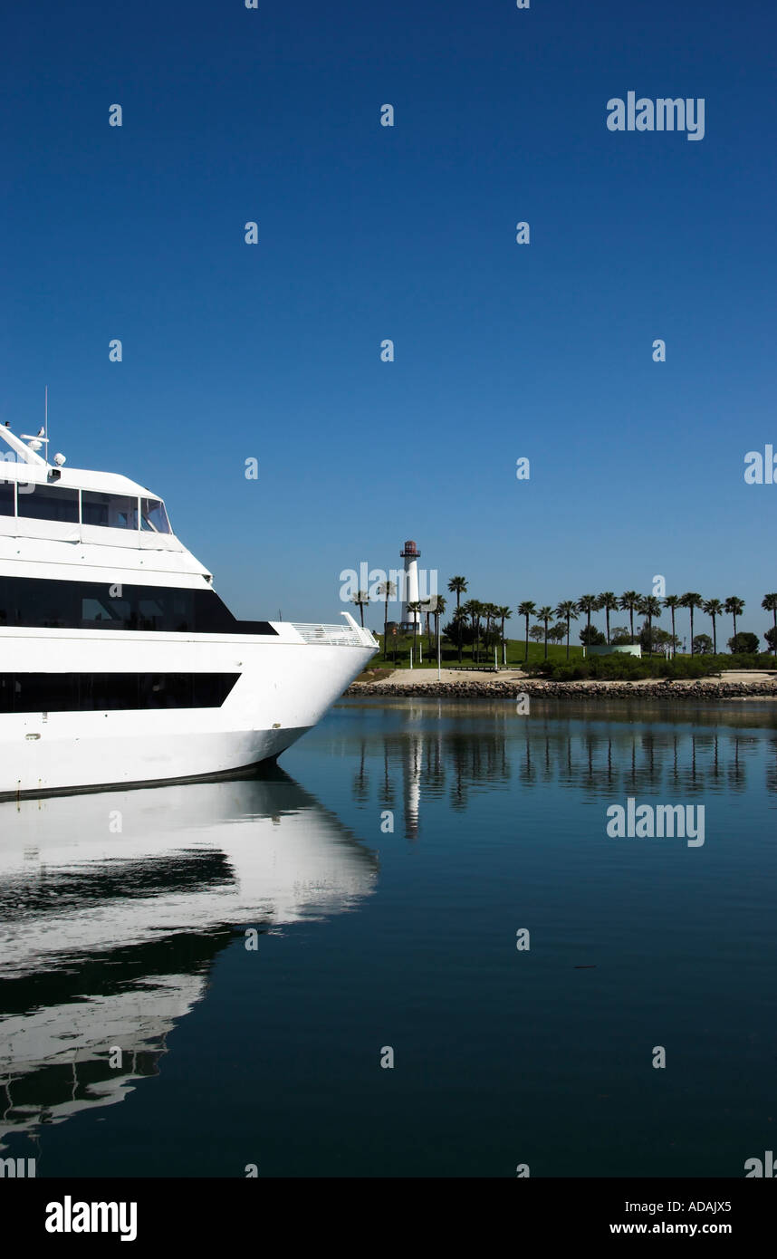 Un bateau dans le port de Arc-en-phare pour la vue des Lions avec en arrière-plan, Long Beach, Californie, USA Banque D'Images