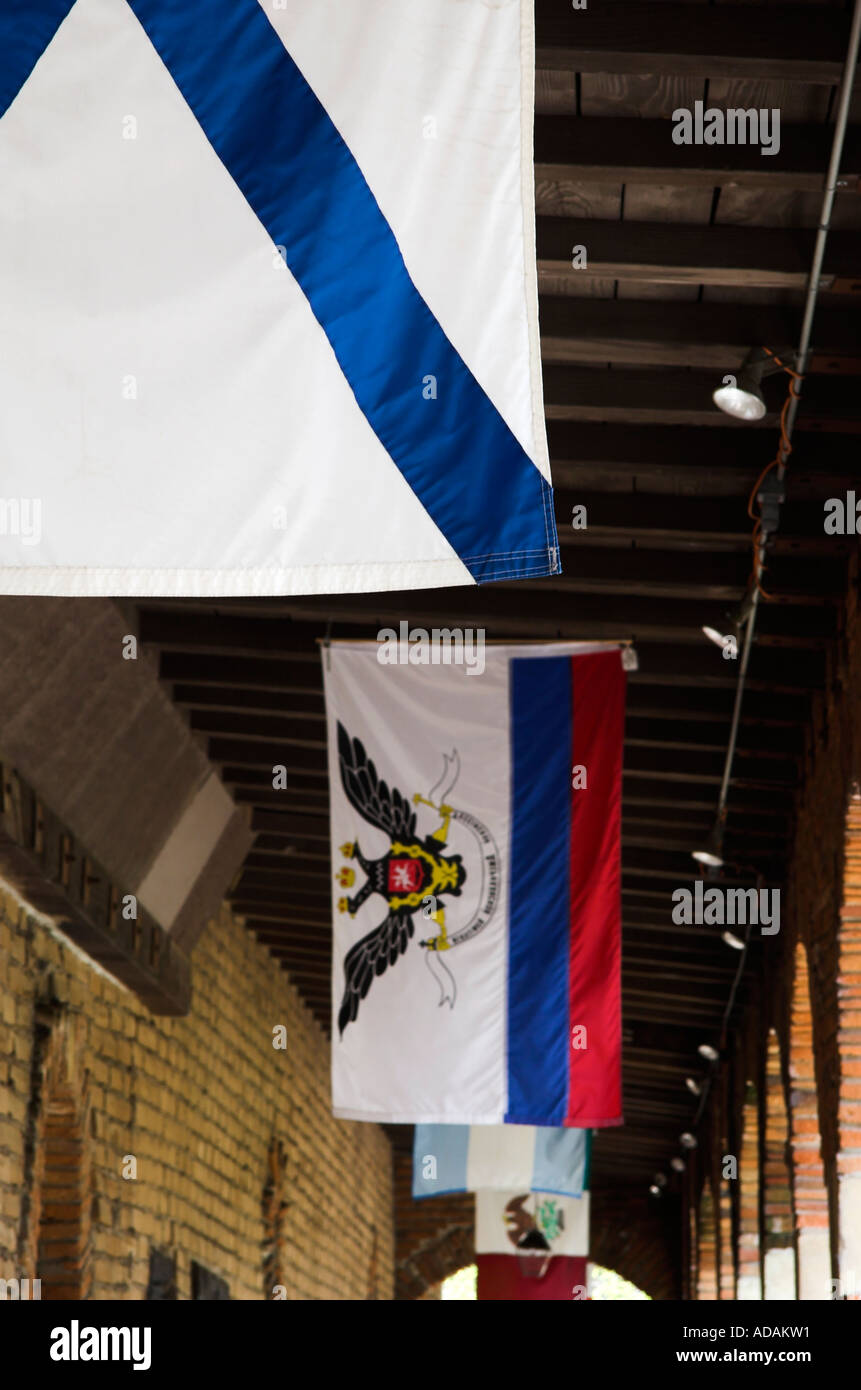 Drapeaux impériale russe, Mission Basilica San Juan Capistrano, California, USA Banque D'Images
