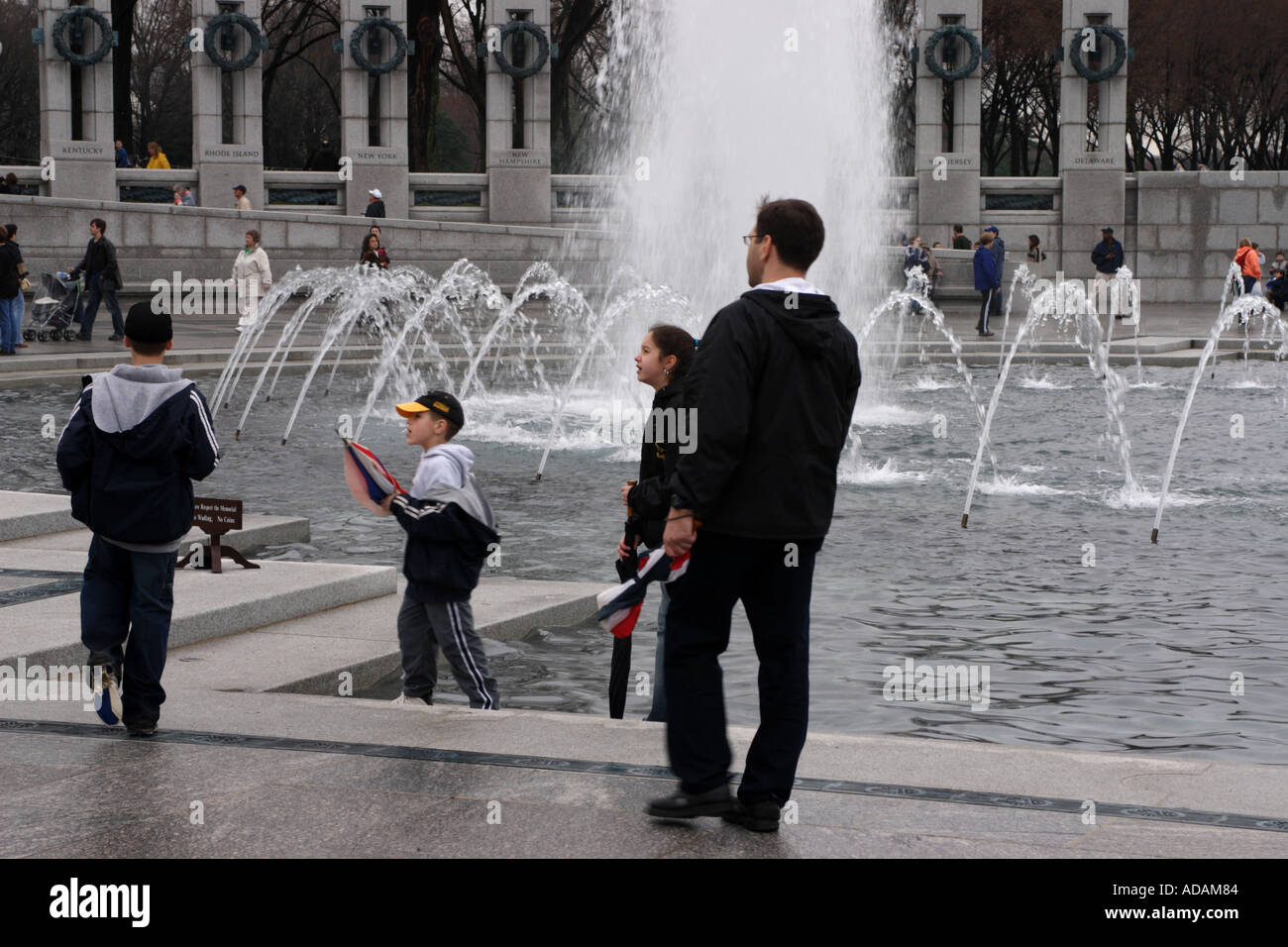 Les touristes à WWII Memorial à Washington DC USA Banque D'Images
