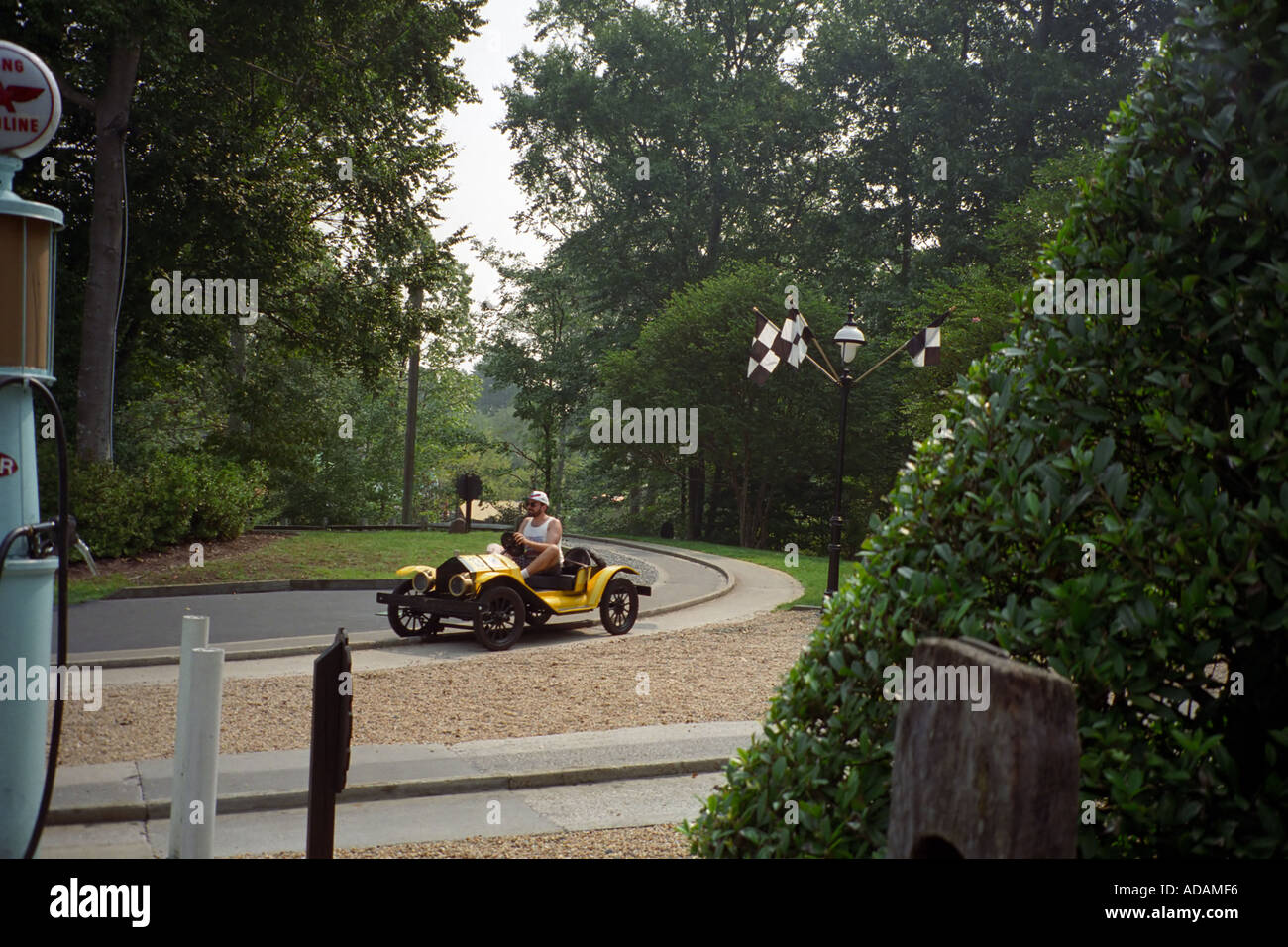 Les lecteurs de l'homme petite voiture de course à Busch Gardens Williamsburg en Virginie Banque D'Images