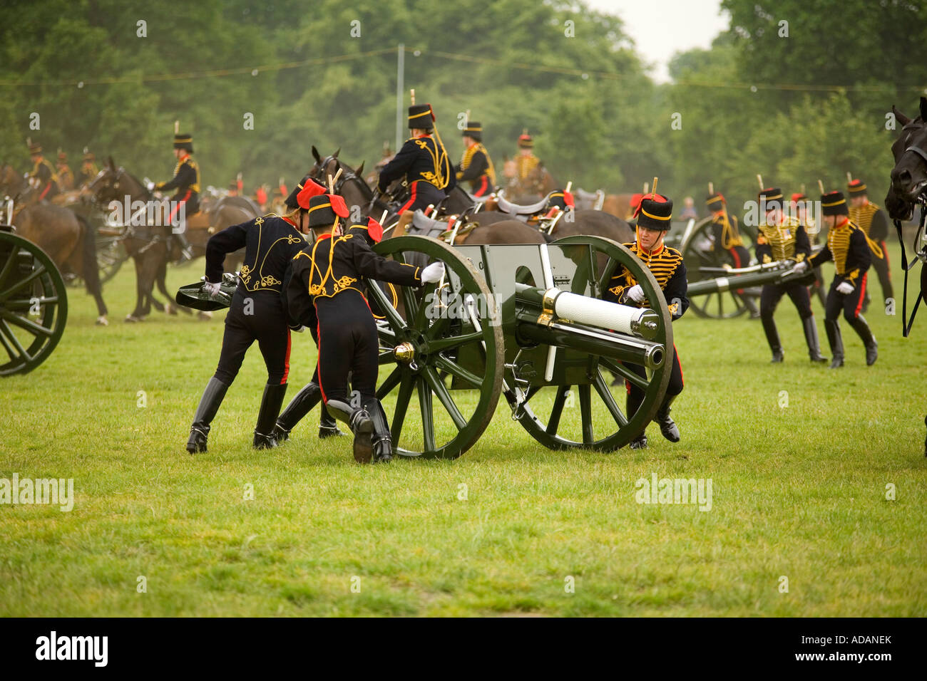 La troupe Kings Royal Horse Artillery effectuant une salve dans Hyde Park Londres Banque D'Images