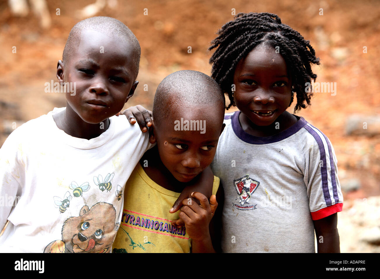 Couleur horizontal close up portrait of young cute Cheeky Lad espiègle dans la rue de Freetown, Sierra Leone, Afrique de l'Ouest Banque D'Images