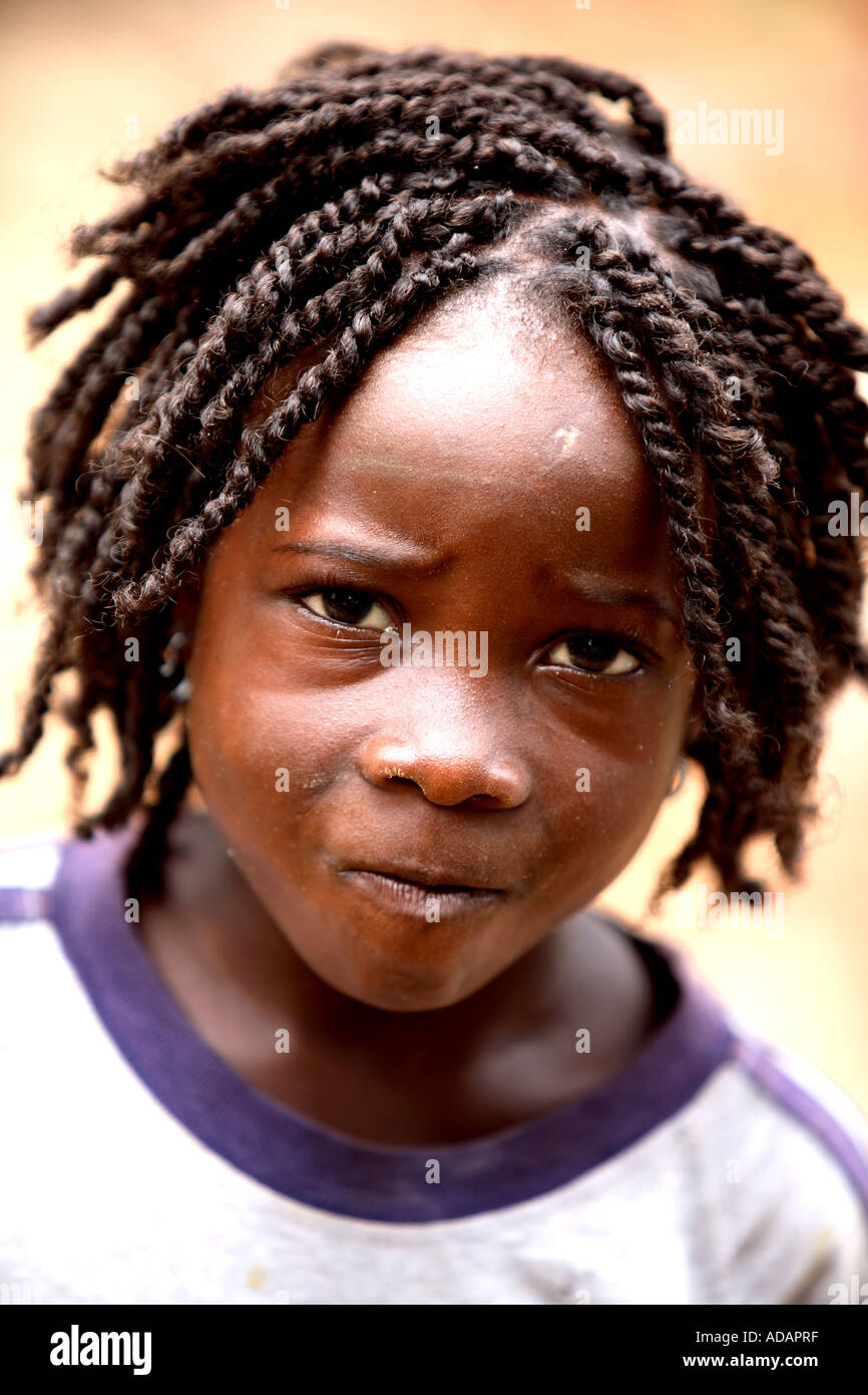 Couleur verticale close up portrait of cute Cheeky Lad espiègle dans la rue de Freetown, Sierra Leone, Afrique de l'Ouest Banque D'Images
