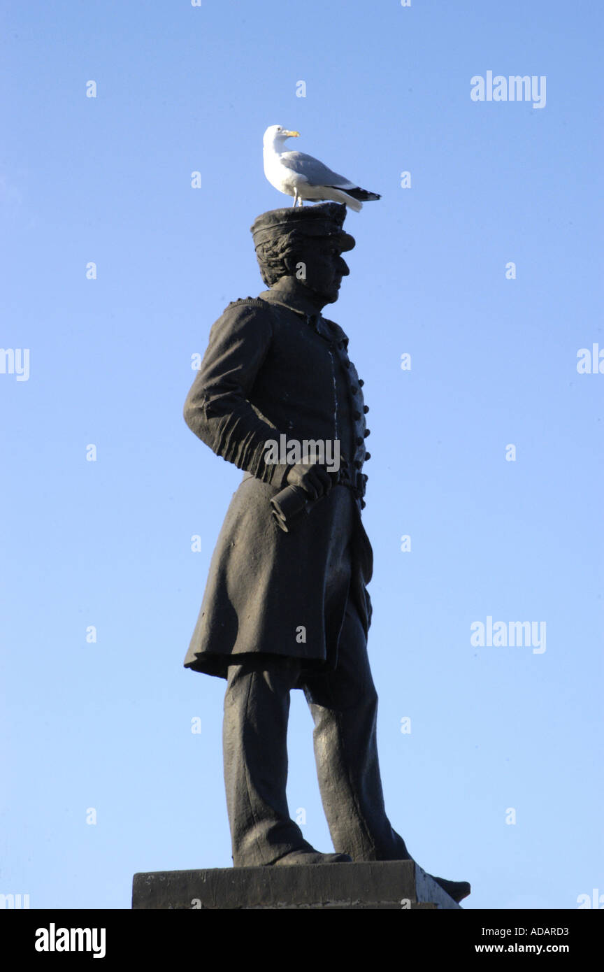 Seagull sur haut de statue en bronze de l'homme à la recherche dans le même sens Banque D'Images