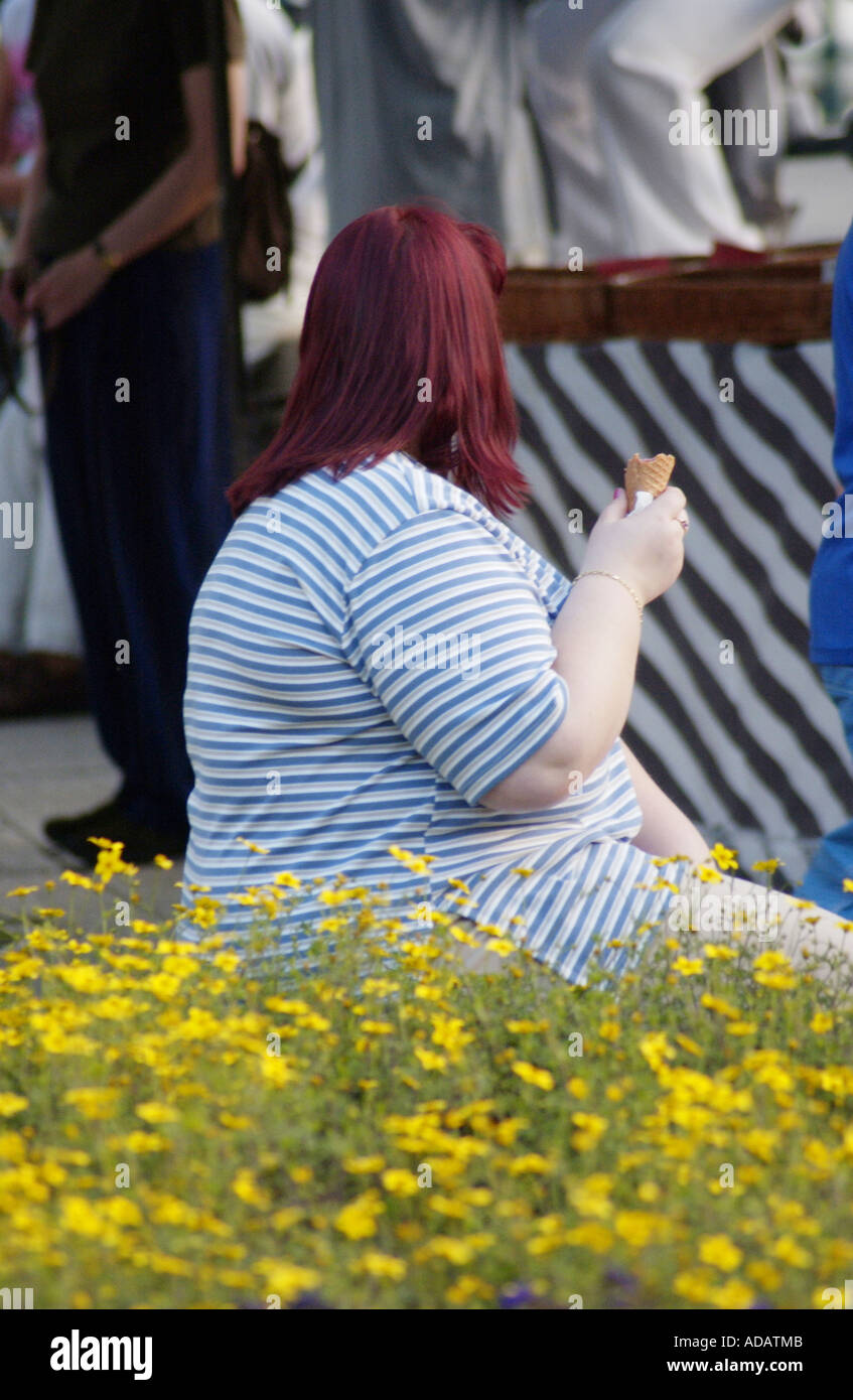 Grand Woman eating ice cream Banque D'Images