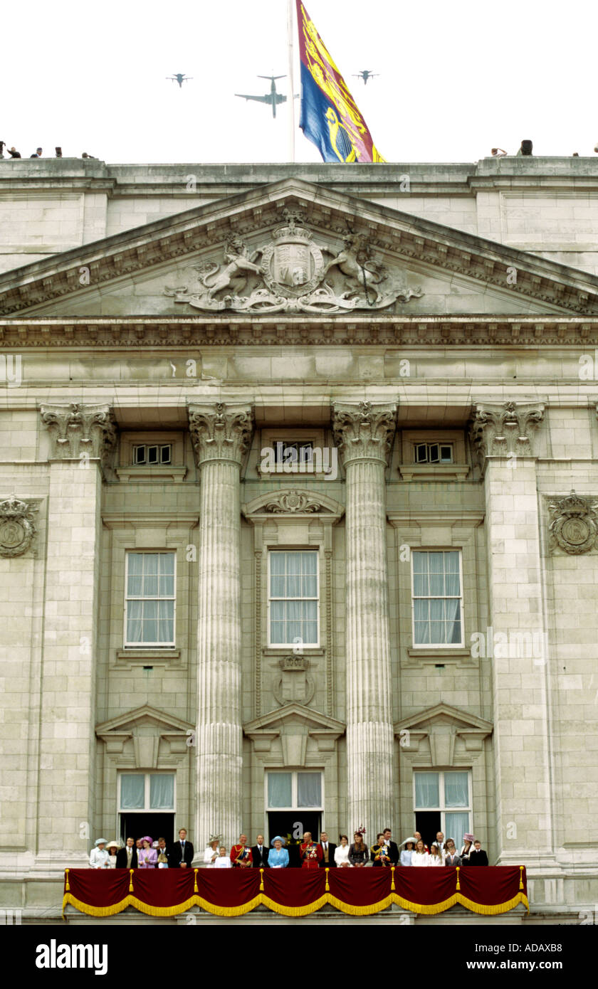 La Reine et les membres de la famille royale sur le balcon du palais de Buckingham regardant défilé Londres Angleterre Royaume-Uni Banque D'Images