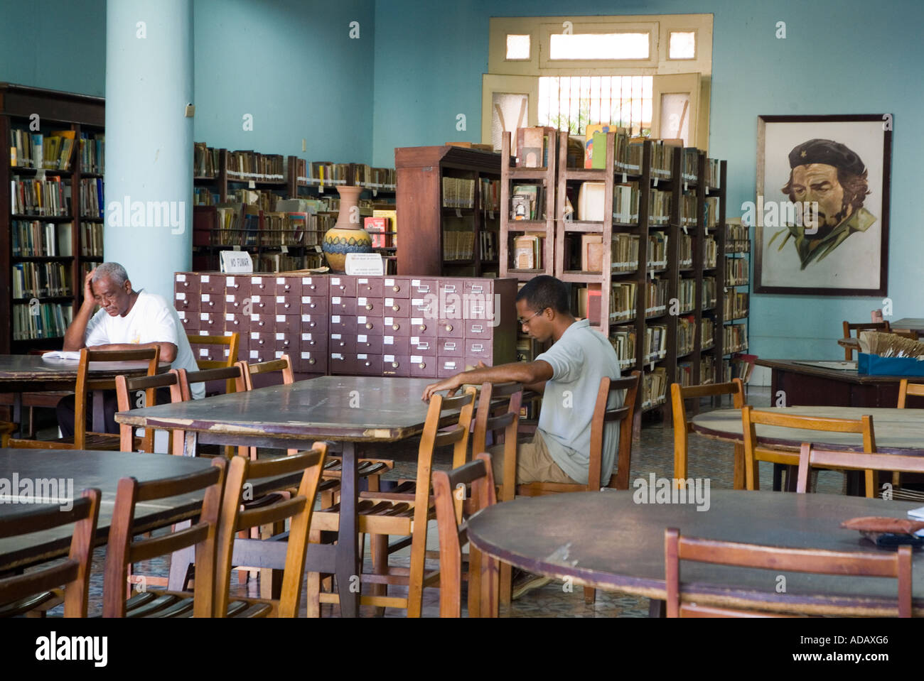 Les visiteurs à l'intérieur de la lecture La bibliothèque municipale, Santa Clara, Villa Clara, Cuba. Banque D'Images