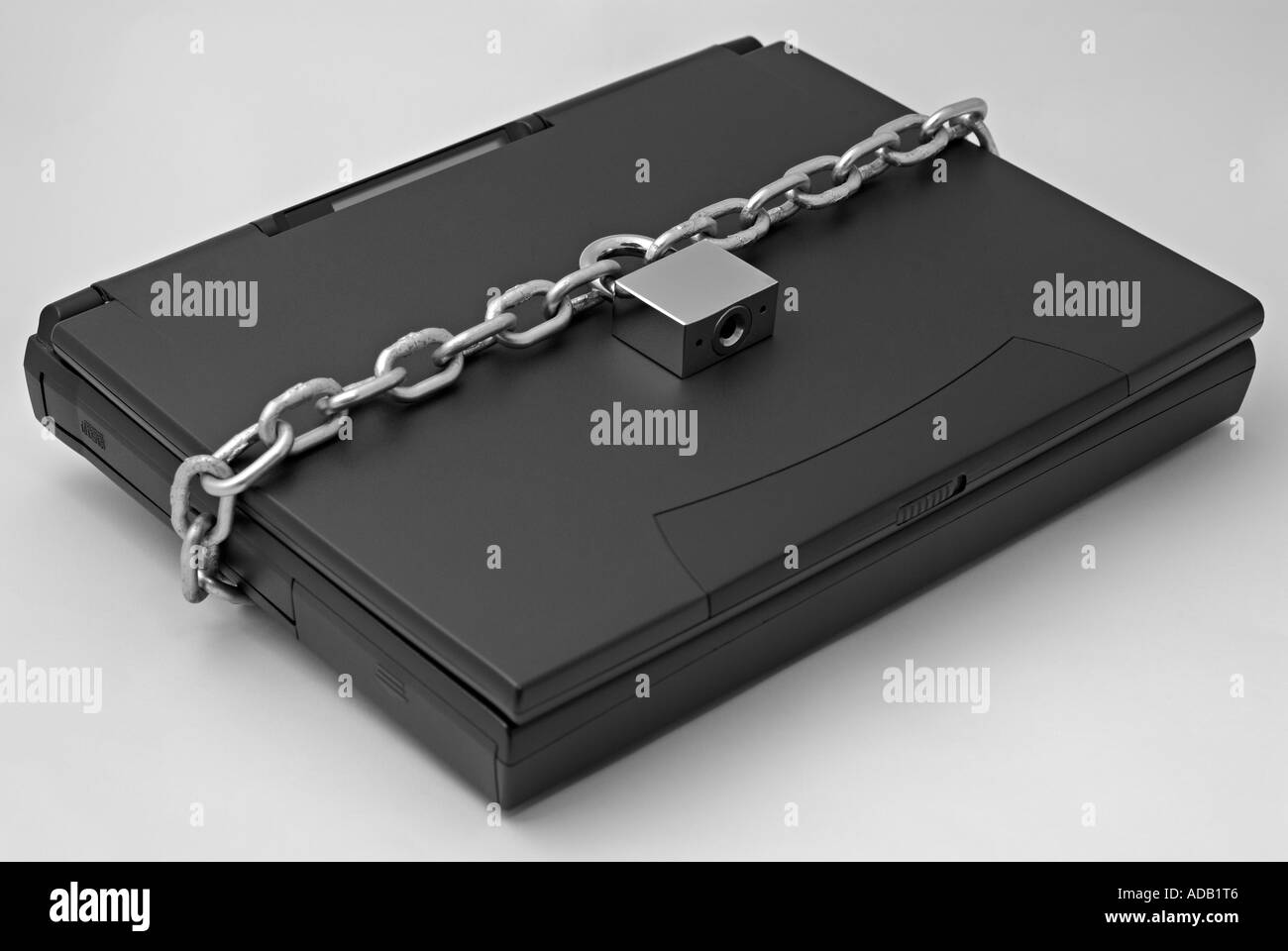Chaîne et cadenas et sécurisation d'un ordinateur portable Banque D'Images