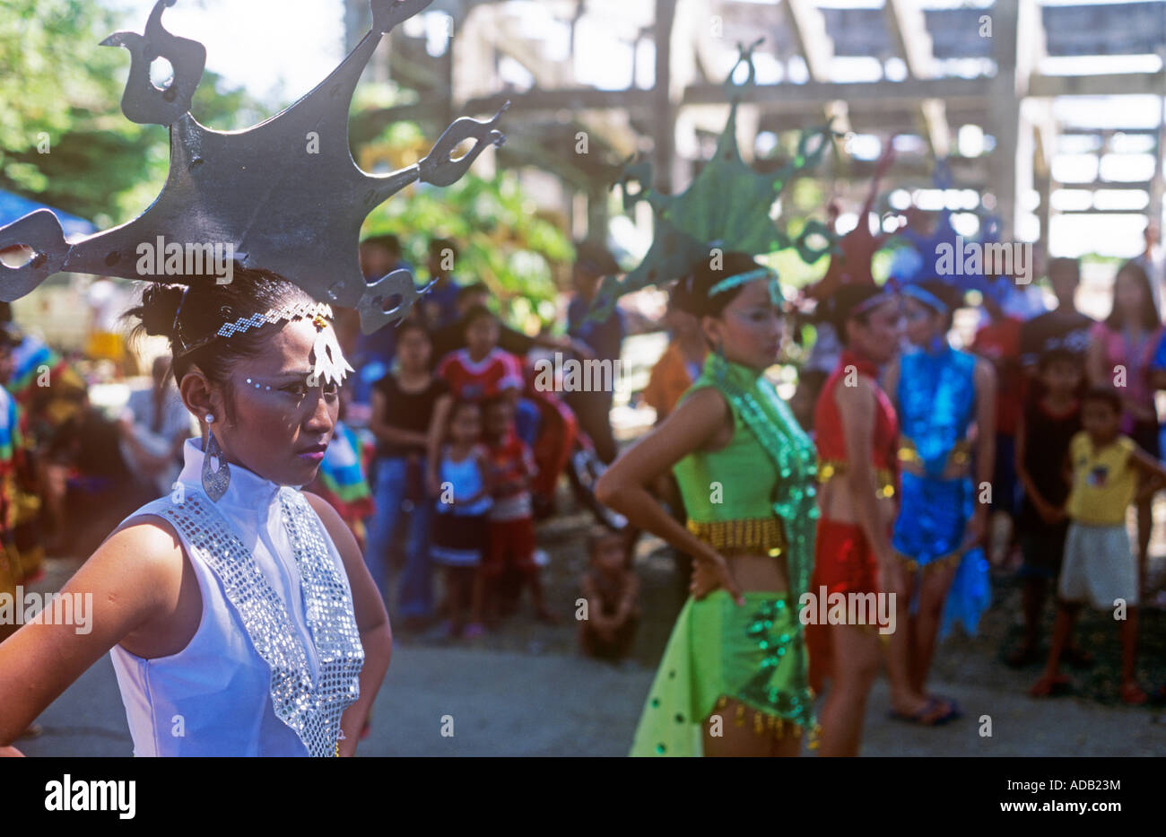 Danseurs attendent pour commencer la parade à Malitbog, Southern Leyte Banque D'Images