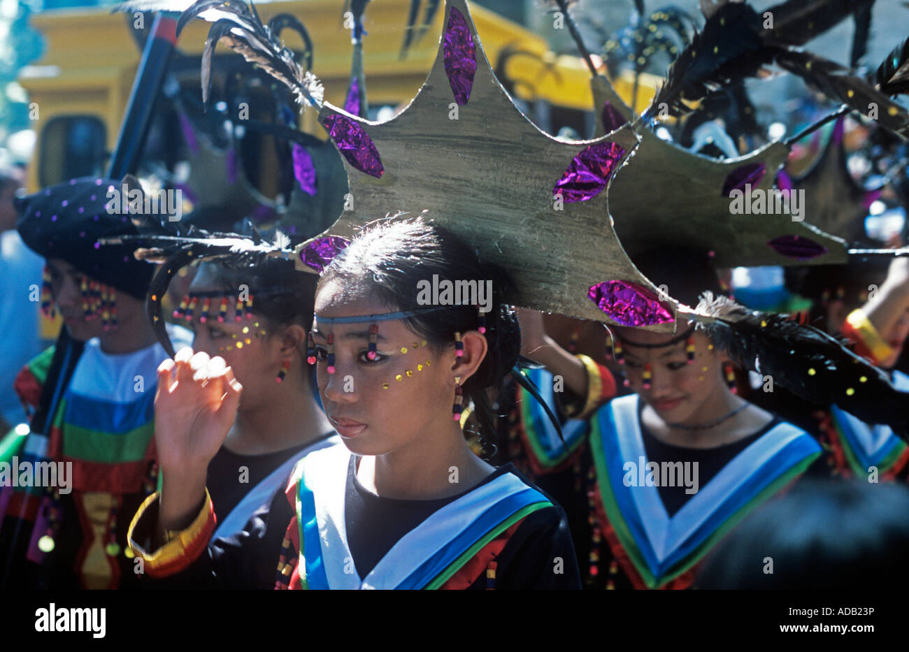 Danseurs attendent pour commencer la parade à Malitbog, Southern Leyte Banque D'Images