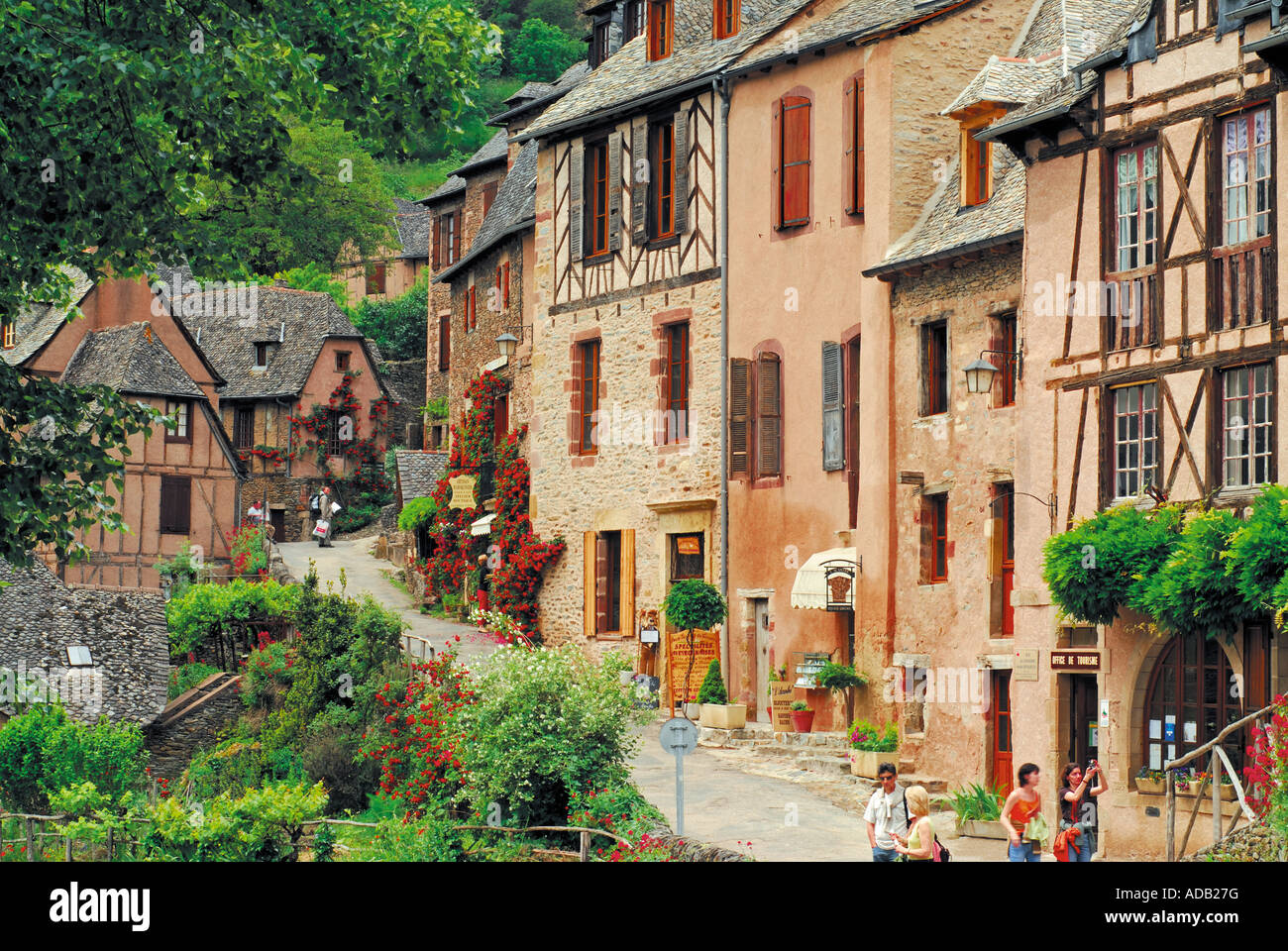 Les maisons historiques à colombages dans la ville de Conques, Midi-Pyrenees, France Banque D'Images