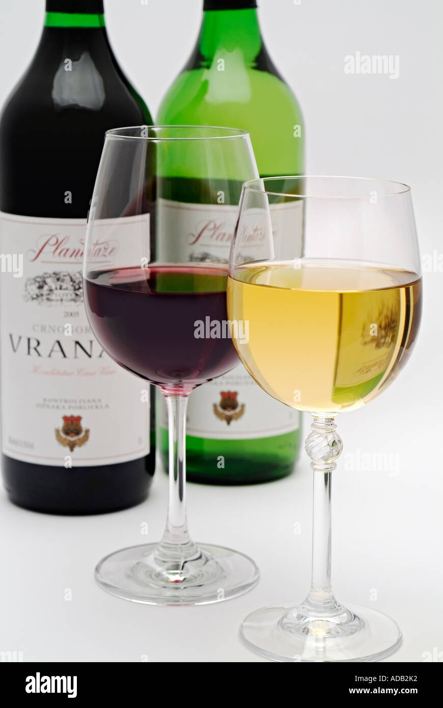 Verres de Vranac et Krstac rouge Vin blanc avec des bouteilles de vin à l'arrière-plan Banque D'Images