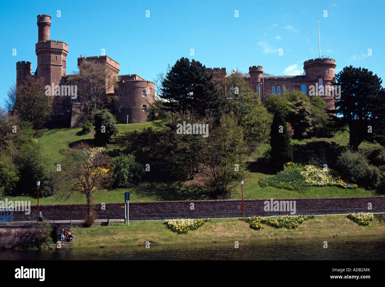 Le Château d'Inverness est situé sur une falaise surplombant la rivière Ness, à Inverness, en Écosse. Banque D'Images