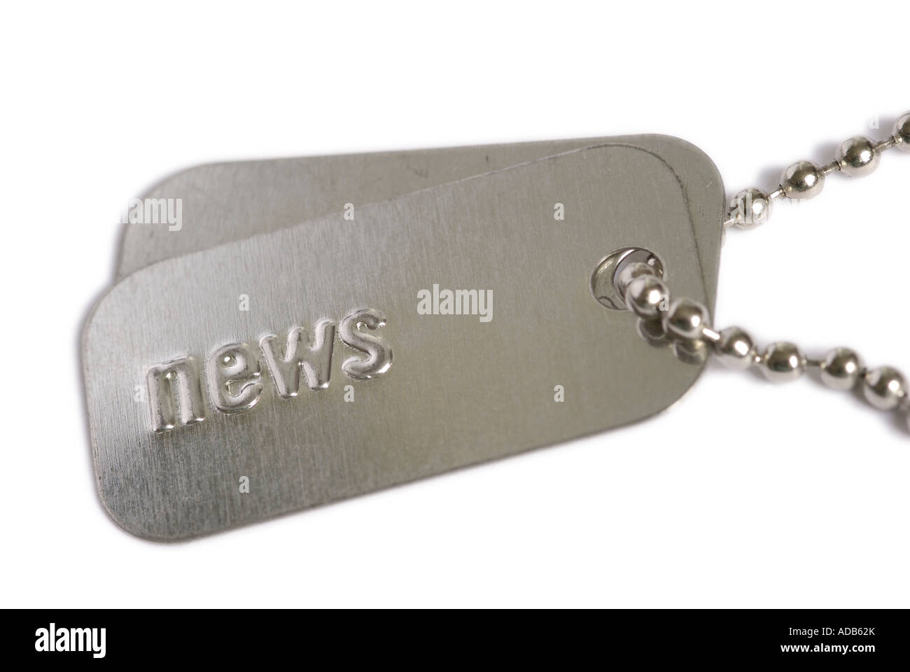 La lecture des nouvelles dogtag militaire isolé sur fond blanc Banque D'Images