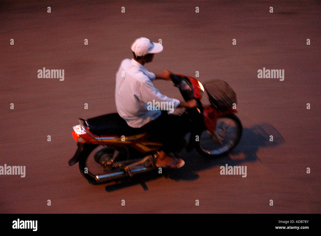 Moto en mouvement rapide au Cambodge Banque D'Images