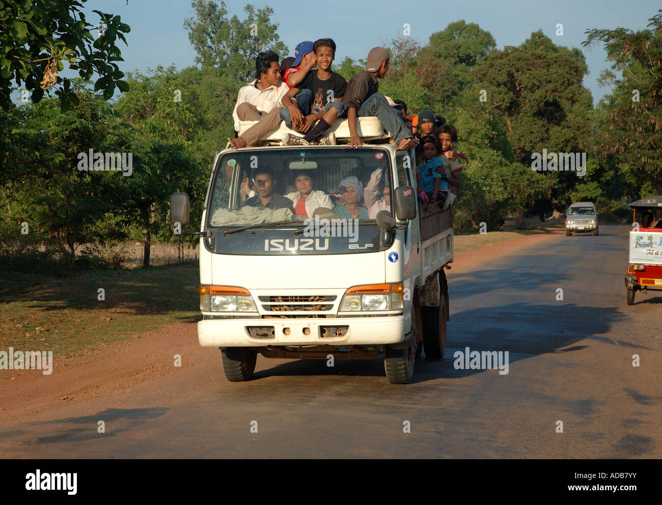 Un camion rempli de gens à Siem Reap, Cambodge Banque D'Images