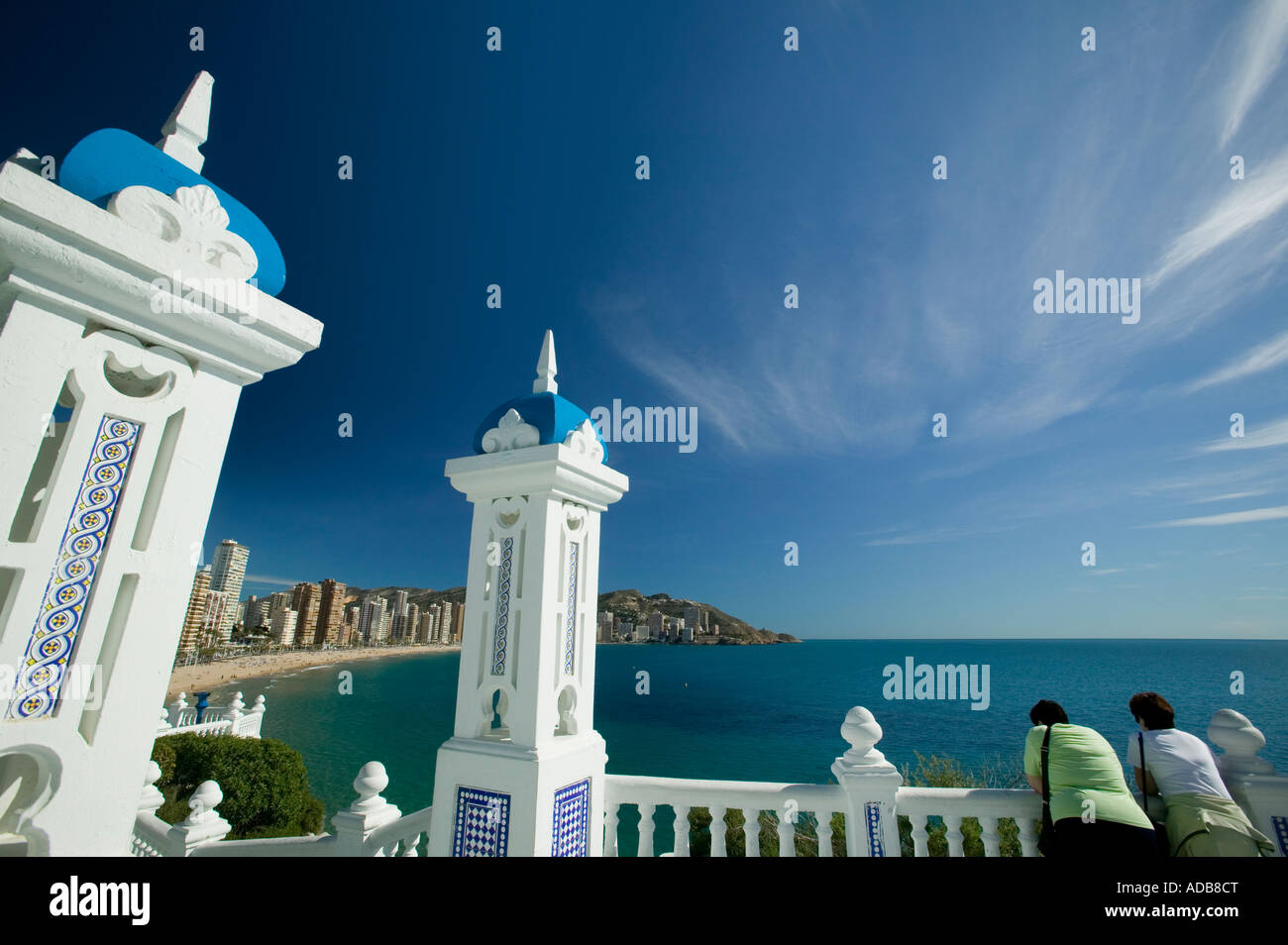Les tours d'appartements sur la plage de Levante de Balcon del Mediterraneo Benidorm, Costa Blanca, Espagne Banque D'Images