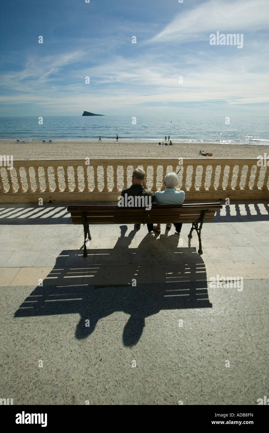 Couple de retraités assis sur le banc en bord de mer Banque D'Images