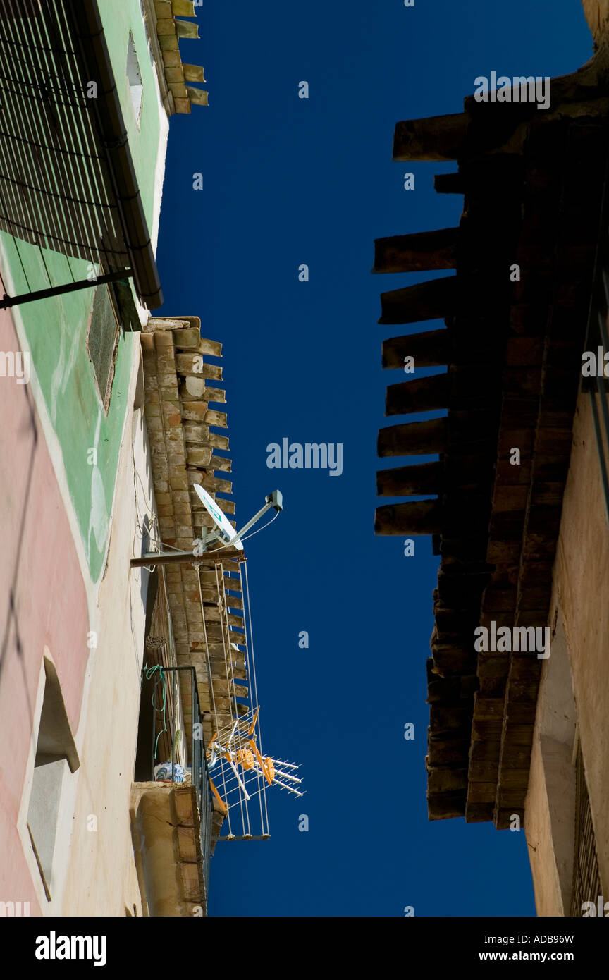 Des antennes paraboliques dans les rues de Villajoyosa, Costa Blanca, Espagne Banque D'Images