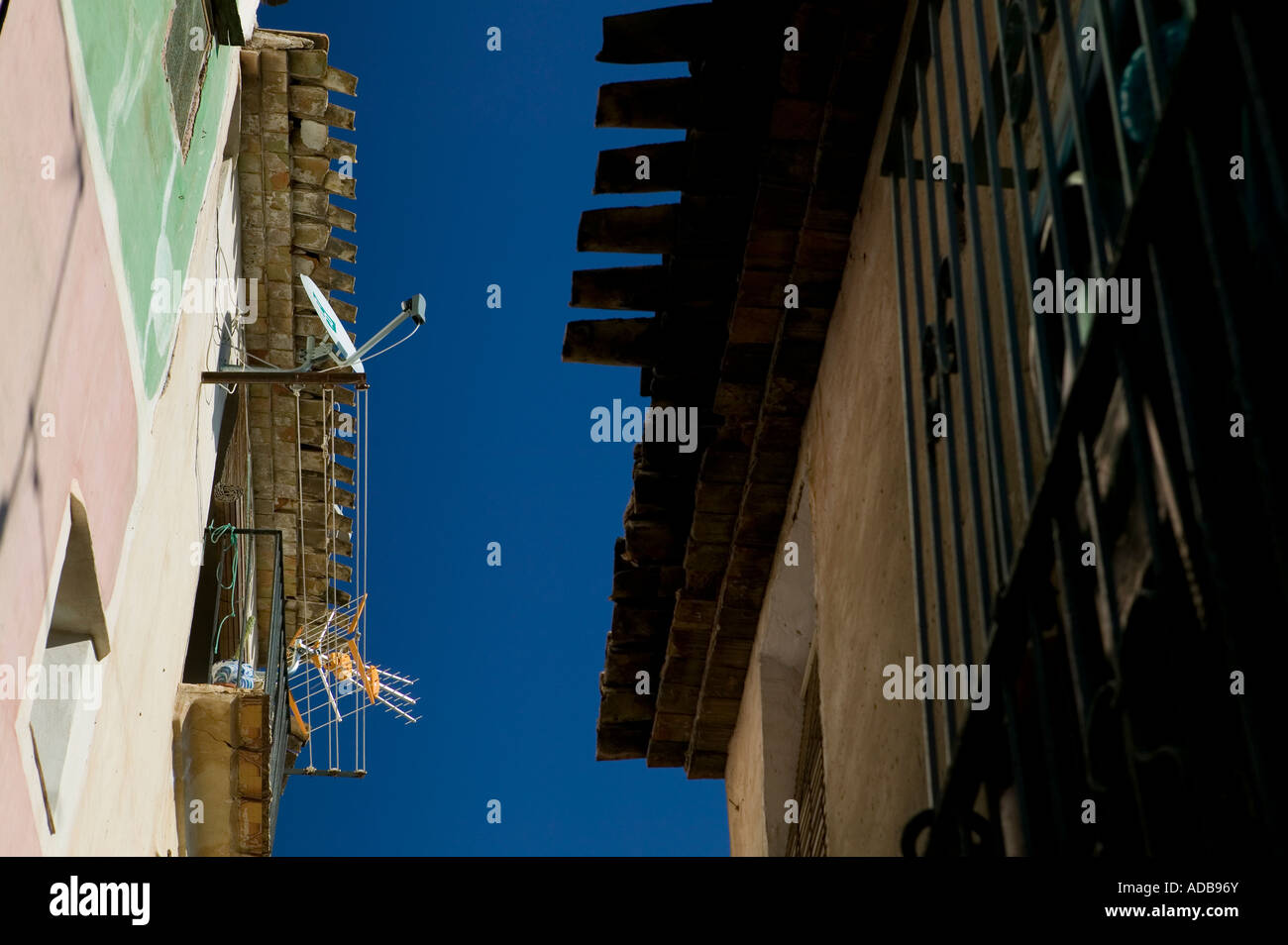 Des antennes paraboliques dans les rues de Villajoyosa, Costa Blanca, Espagne Banque D'Images