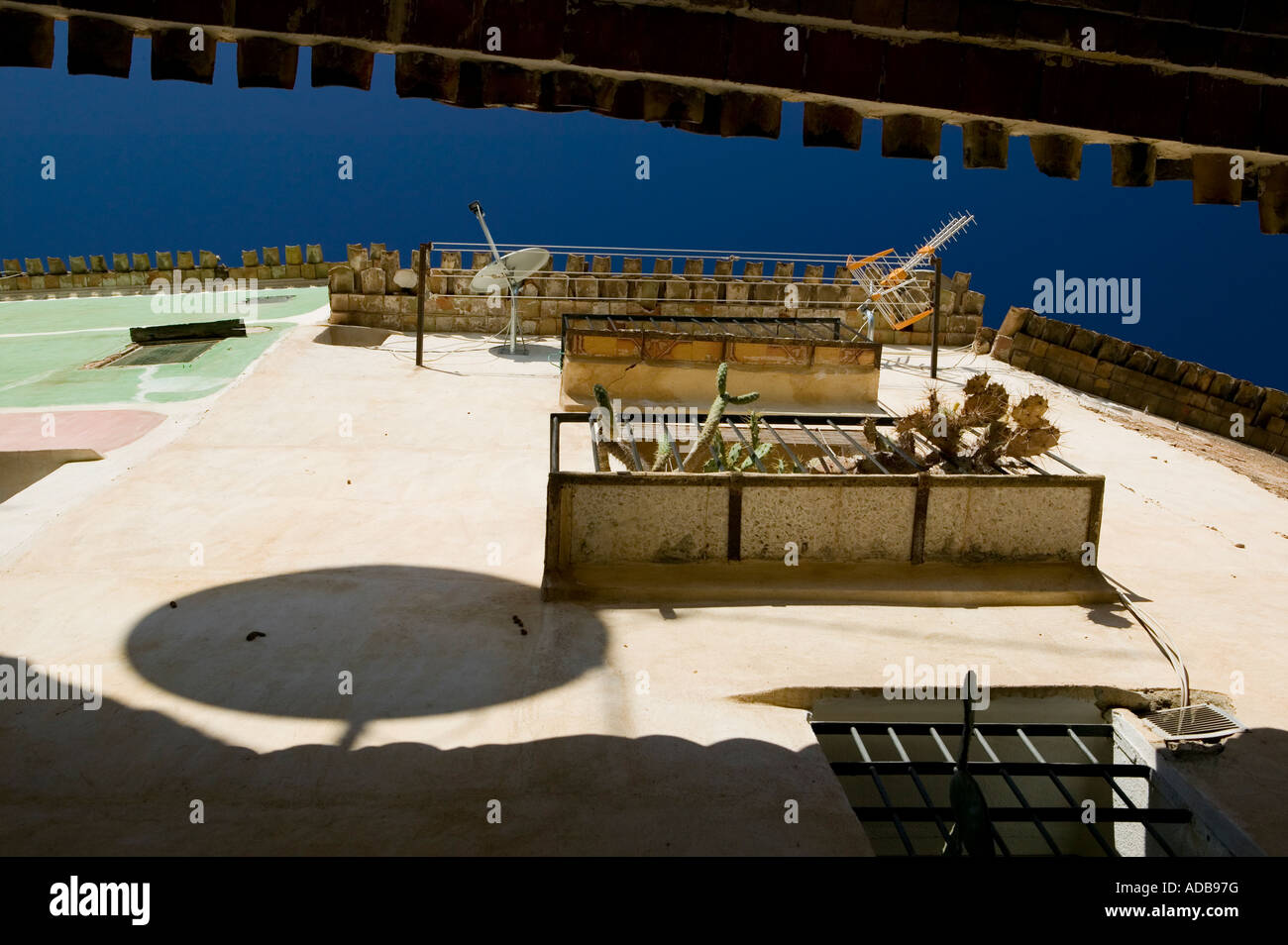 Des antennes paraboliques dans les rues de Villajoyosa, Costa Blanca, Espagne Banque D'Images