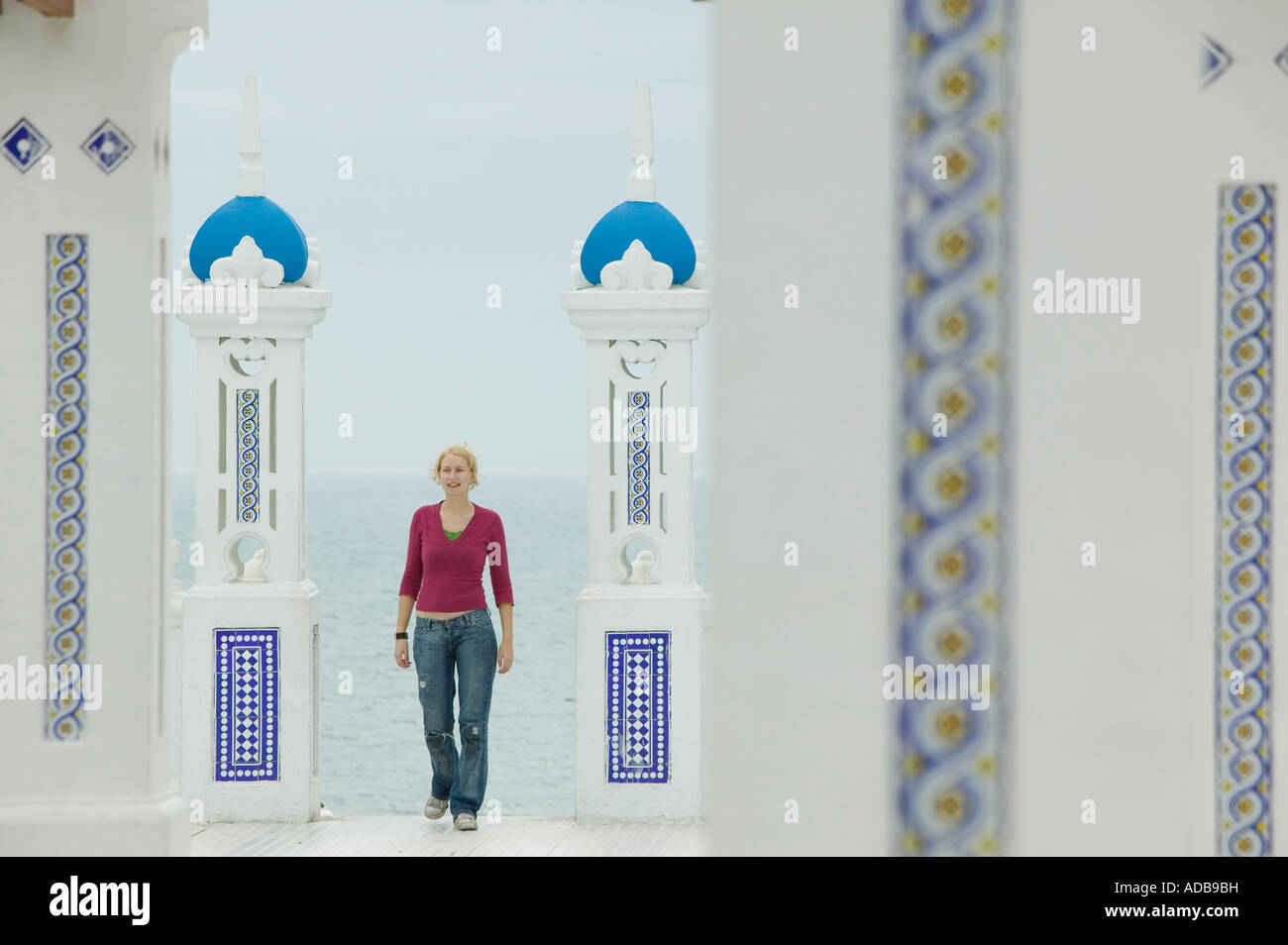 Woman sur Balcon del Mediterraneo Benidorm, Costa Blanca, Espagne Banque D'Images