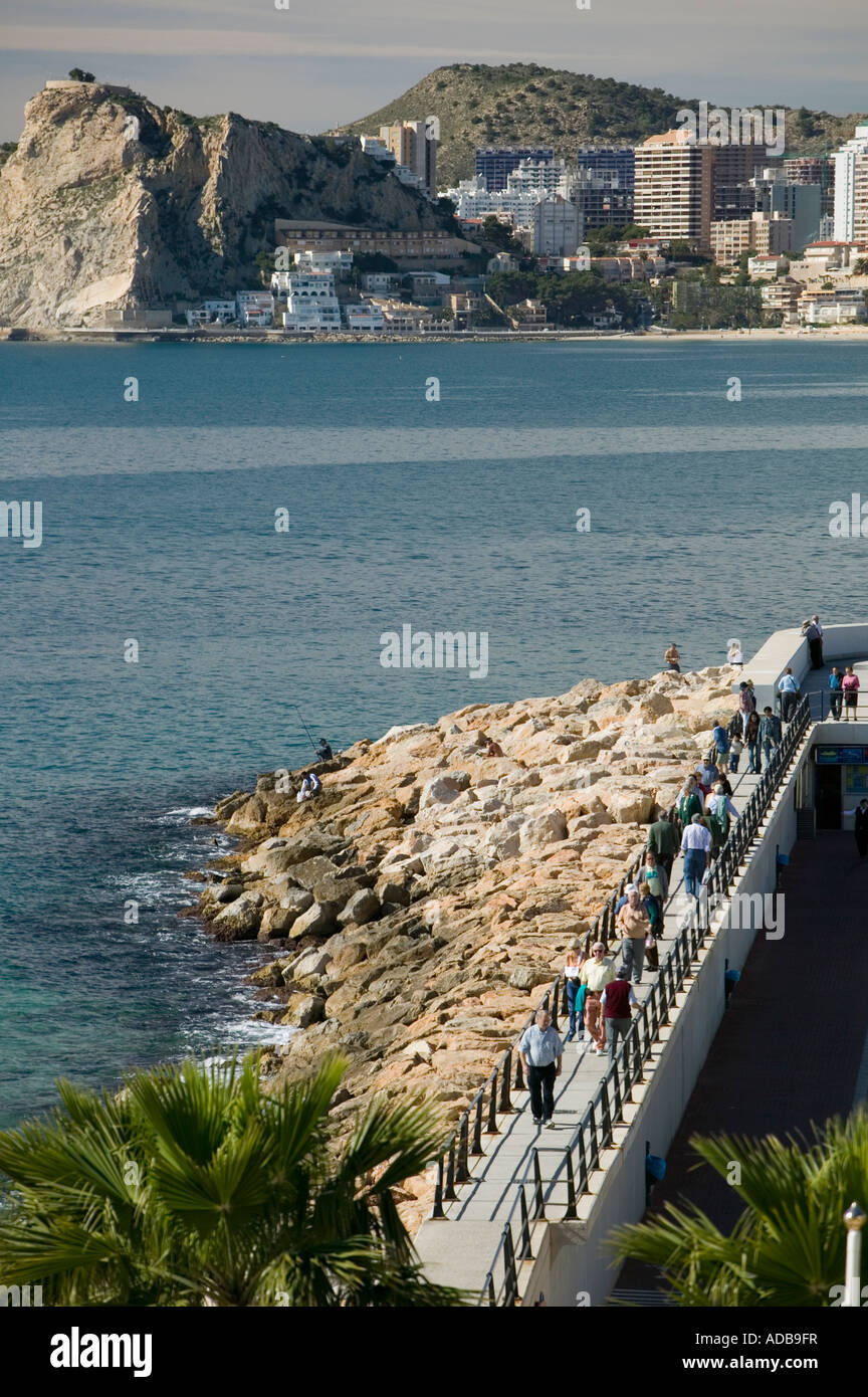 Les touristes au port de Benidorm prises de Balcon del Mediterraneo Benidorm, Costa Blanca, Espagne Banque D'Images