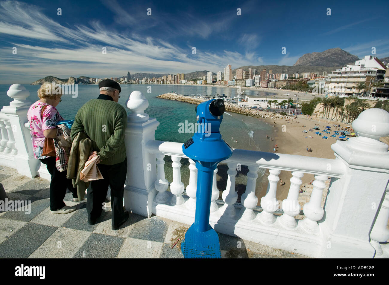 Couple de retraités donnant sur Pontiente beach du Balcon del Mediterraneo Benidorm, Costa Blanca, Espagne Banque D'Images