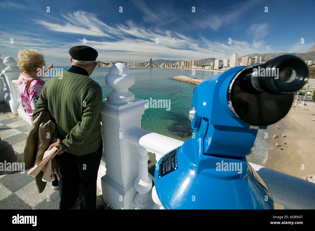 Couple de retraités donnant sur Pontiente beach du Balcon del Mediterraneo Benidorm, Costa Blanca, Espagne Banque D'Images