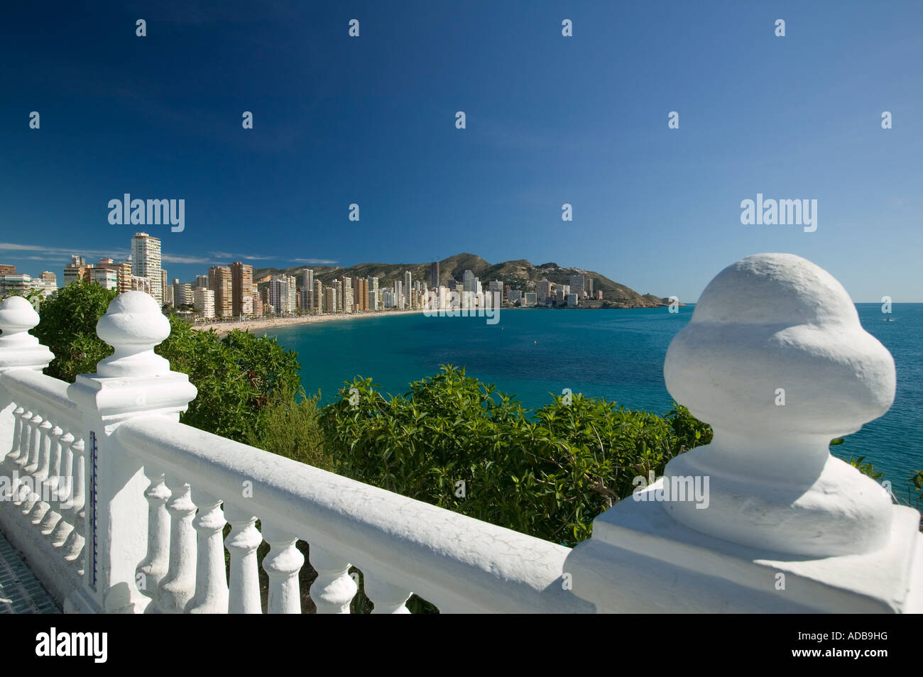 Les tours d'appartements sur la plage de Levante de Balcon del Mediterraneo Benidorm, Costa Blanca, Espagne Banque D'Images