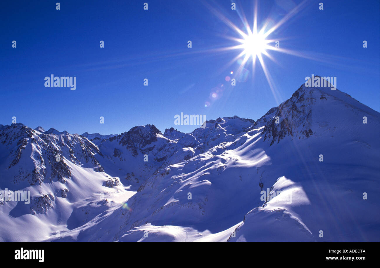Soleil d'hiver sur les sommets du Parc National des Pyrénées, France Banque D'Images