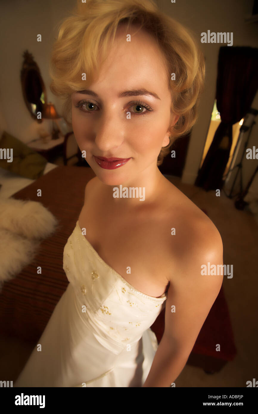 Une fine bride vraiment perdre du poids pour votre mariage comic tourné  objectif grand angle utilisé Photo Stock - Alamy