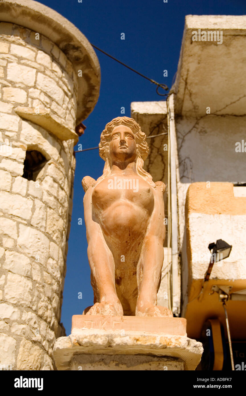 Statue du dieu grec déesse à côté de pilier en pierre Banque D'Images