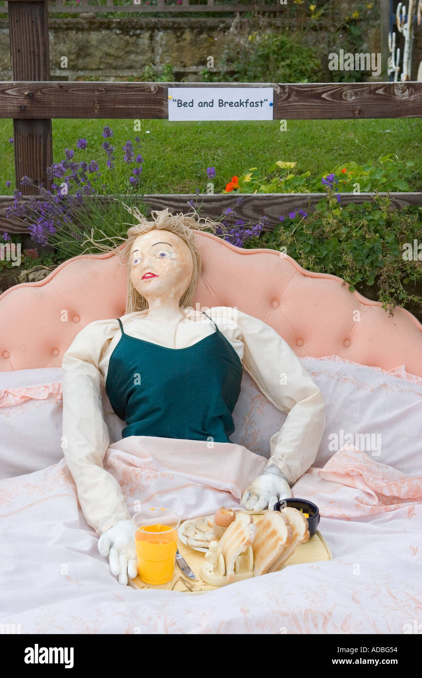 Figurine en paille couchée dans le lit au Festival de Scarecrow, Hinderwell, Yorkshire Valley, North Yorkshire, Northern England,ROYAUME-UNI Banque D'Images