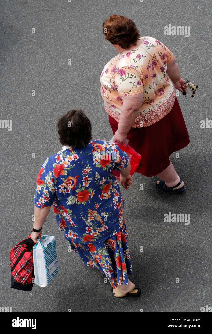 Deux grandes dames crossing road, France. Banque D'Images