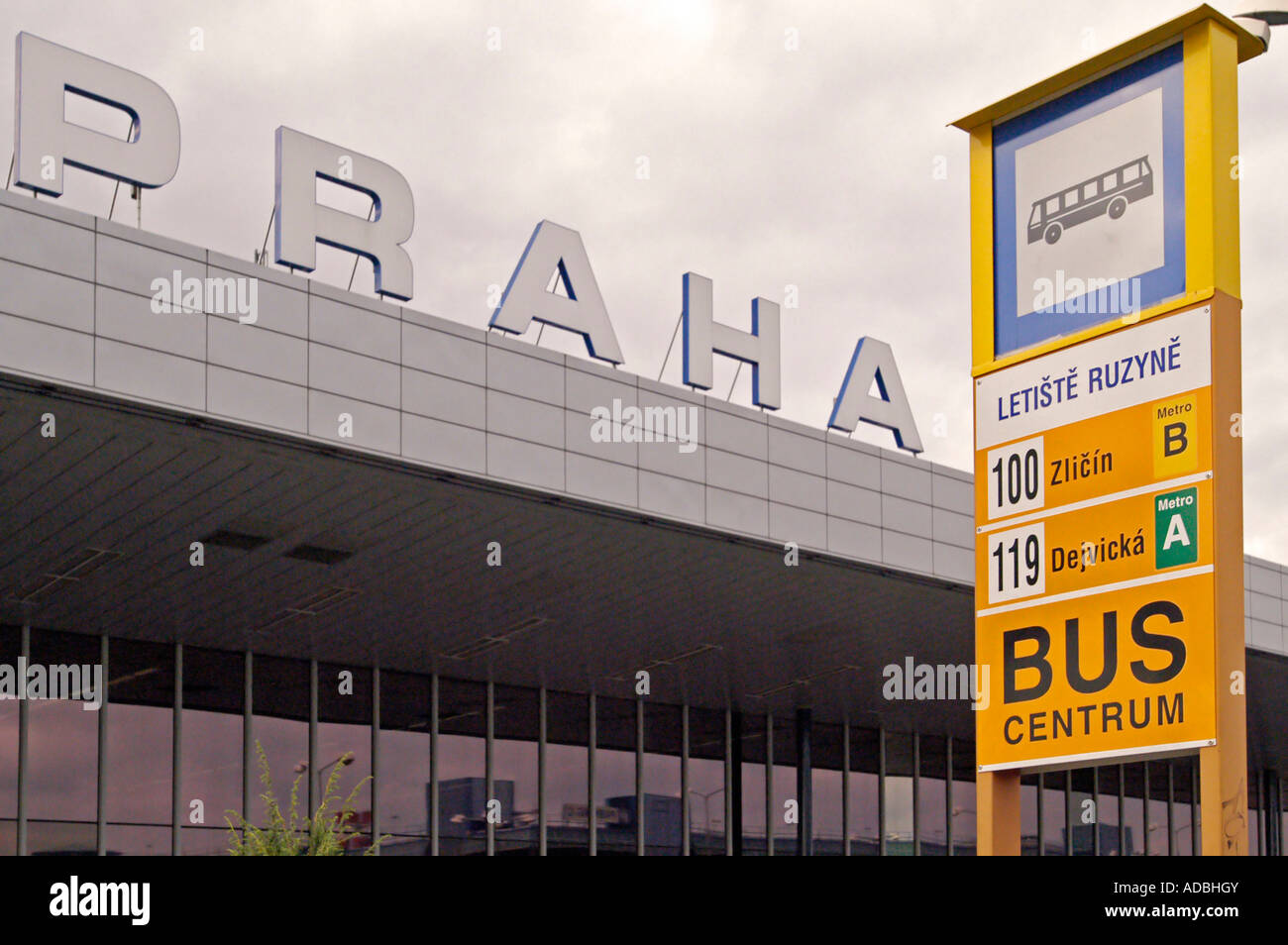 Arrêt de bus à l'aéroport de Prague République Tchèque Banque D'Images