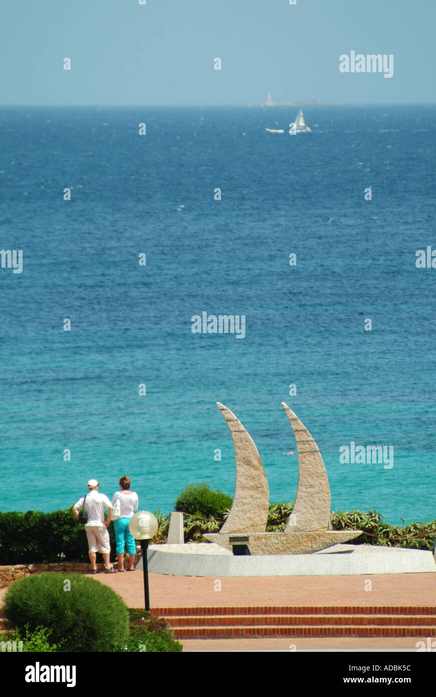 Petite station balnéaire moderne Baia Sardinia beach resort voilier sculpture Banque D'Images