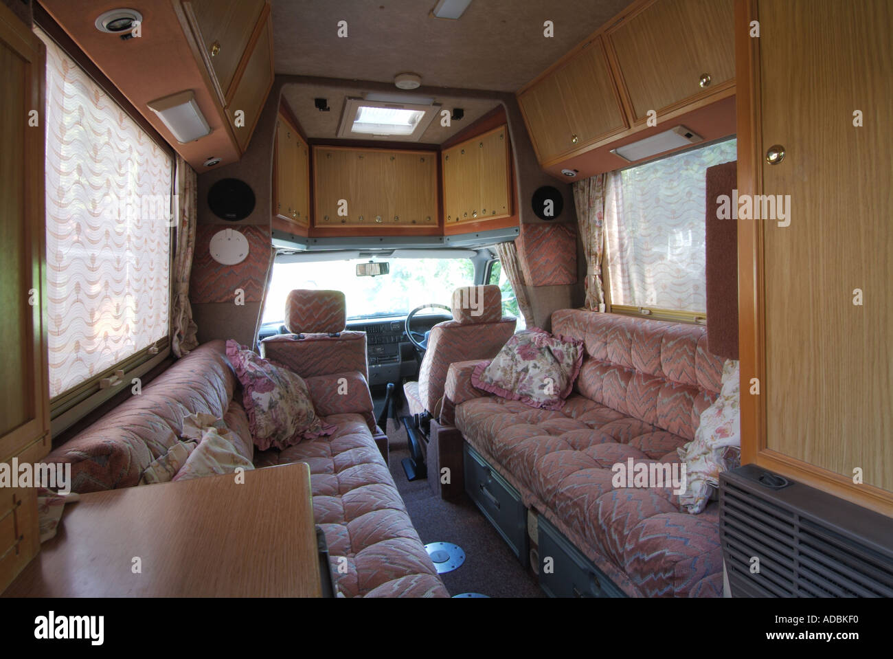 Ameublement intérieur sièges se convertit au lit dans deux naissance * autocar construit VW RV Volkswagen Auto Sleeper Clubman vue de la cabine de conducteur Angleterre Royaume-Uni Banque D'Images