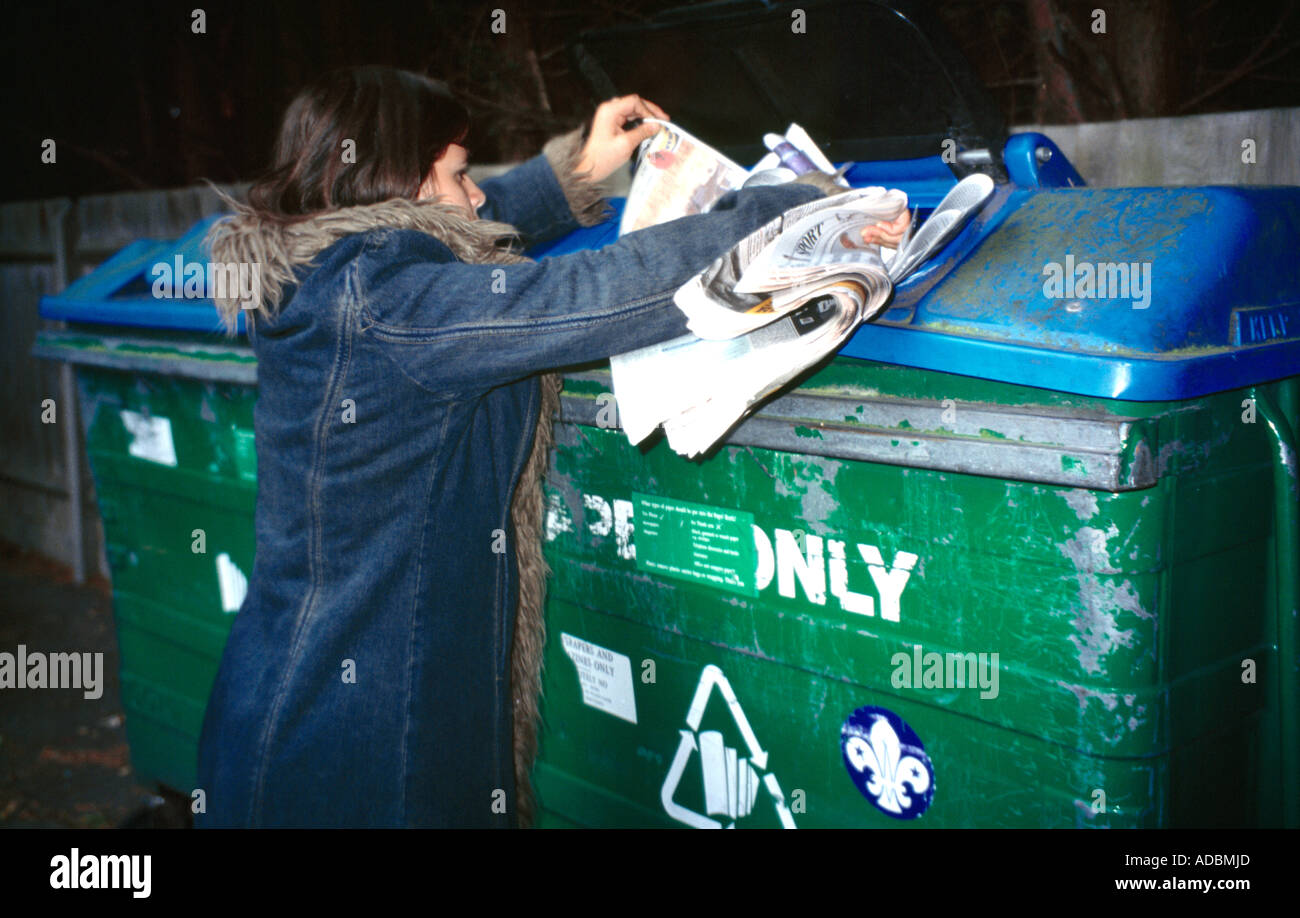 12 ans, fille, Journal de recyclage Banque D'Images