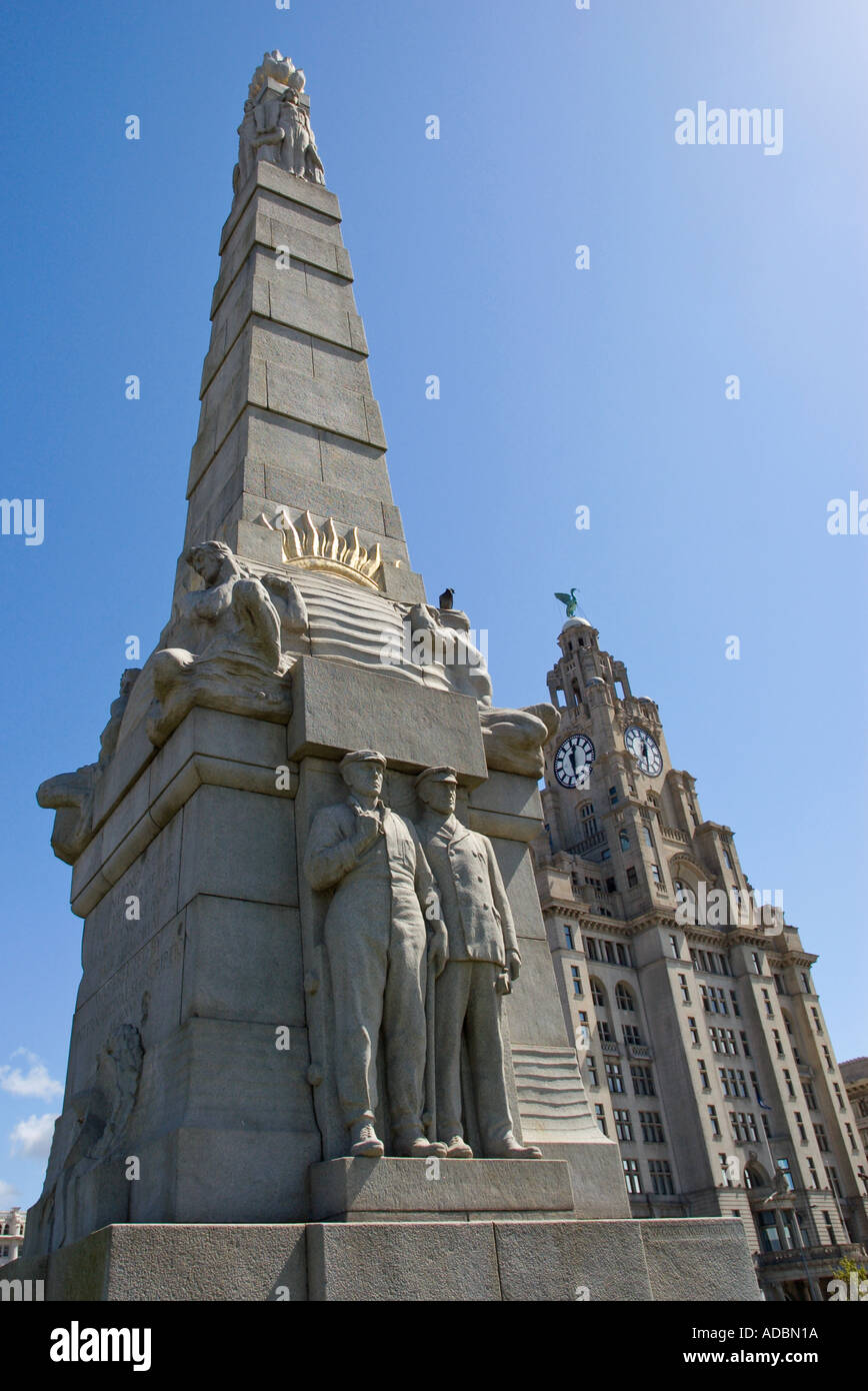 Le Titanic Memorial et Royal Liver Building Liverpool Merseyside UK Banque D'Images
