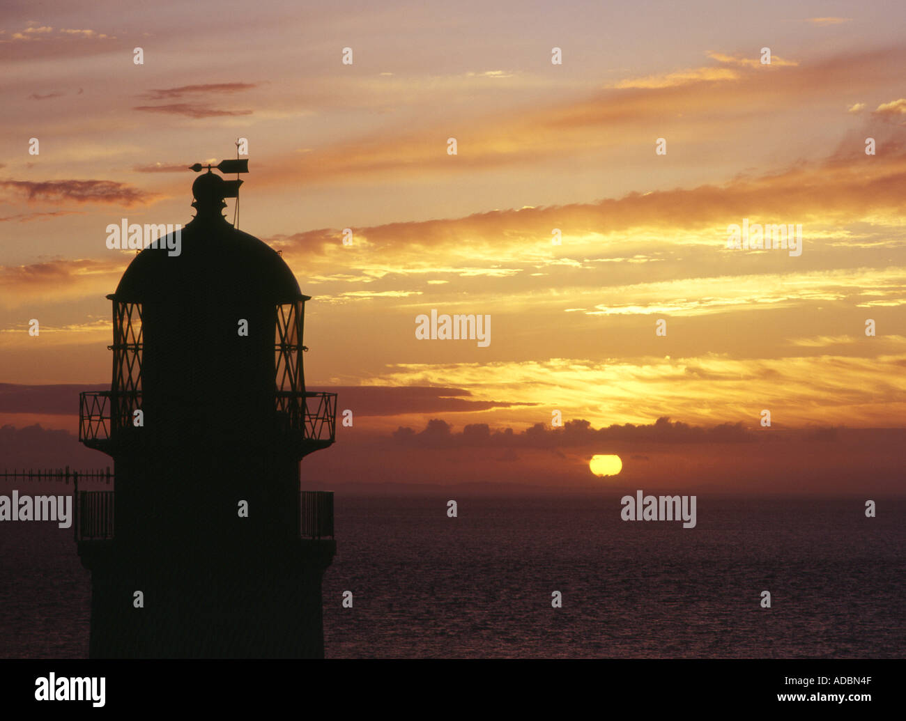 Dh RUDHA REIDH Lighthouse CROMARTY ROSS et coucher de soleil sur la mer ciel cloudscape orange Minch Banque D'Images